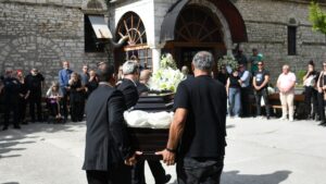 Συγγενείς και φίλοι αποχαιρέτησαν τον Μάριο Οικονόμου στα Ιωάννινα (Εικόνες)