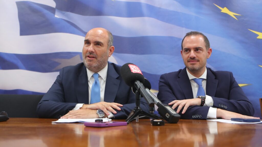Ολοκληρώθηκε η τελετή παράδοσης – παραλαβής του χαρτοφυλακίου του υφυπουργού Οικονομικών – “Προτεραιότητα η μείωση φόρων” είπε ο Μαρκόπουλος