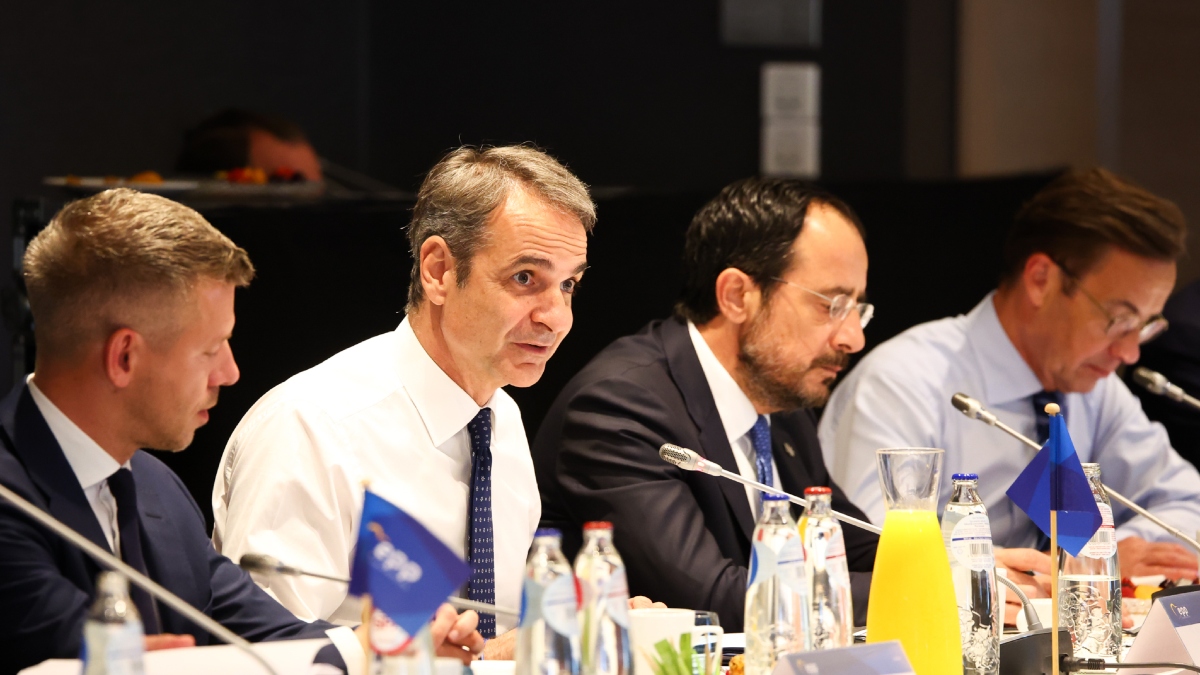 Μητσοτάκης από Βρυξέλλες: «Άμεσα στις αντλίες η μείωση του πετρελαίου – Προτεραιότητα η ελευθερία της ναυσιπλοΐας στα Στενά του Ορμούζ»