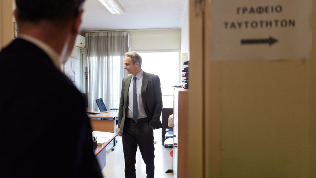 Κυριάκος Μητσοτάκης: Έβγαλε νέα ταυτότητα στο ΑΤ Συντάγματος