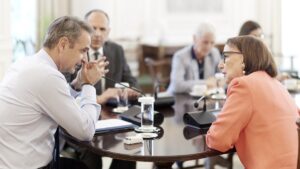 Συνάντηση Μητσοτάκη με την υποψήφια για τη θέση του Γενικού Γραμματέα του ΟΗΕ Ρεμπέκα Γκρίνσπαν