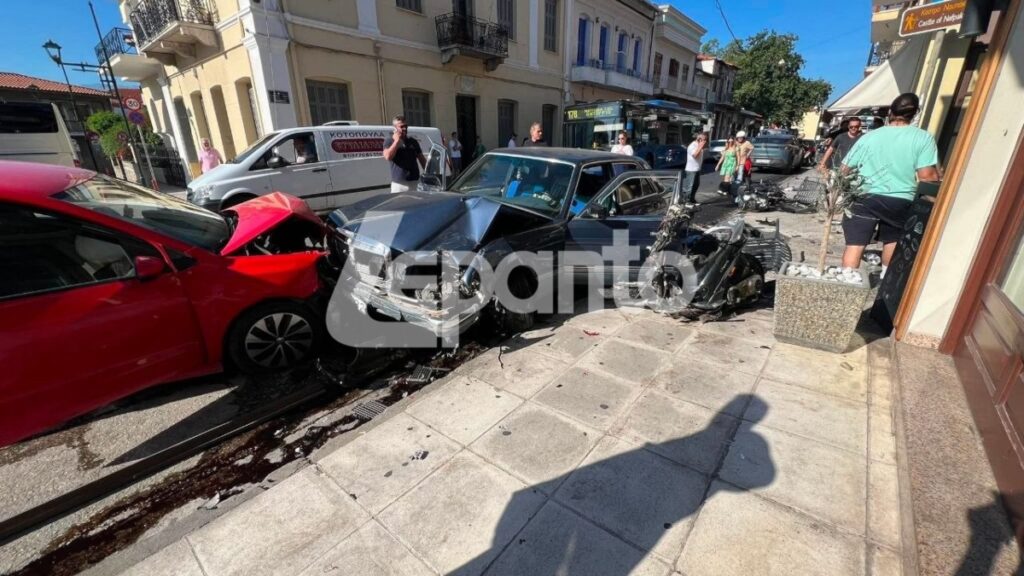 Σοκαριστικό τροχαίο στη Ναύπακτο: Ηλικιωμένος οδηγός ανέβηκε σε πεζοδρόμιο και πήρε σβάρνα τραπεζοκαθίσματα και δίκυκλα (βίντεο)