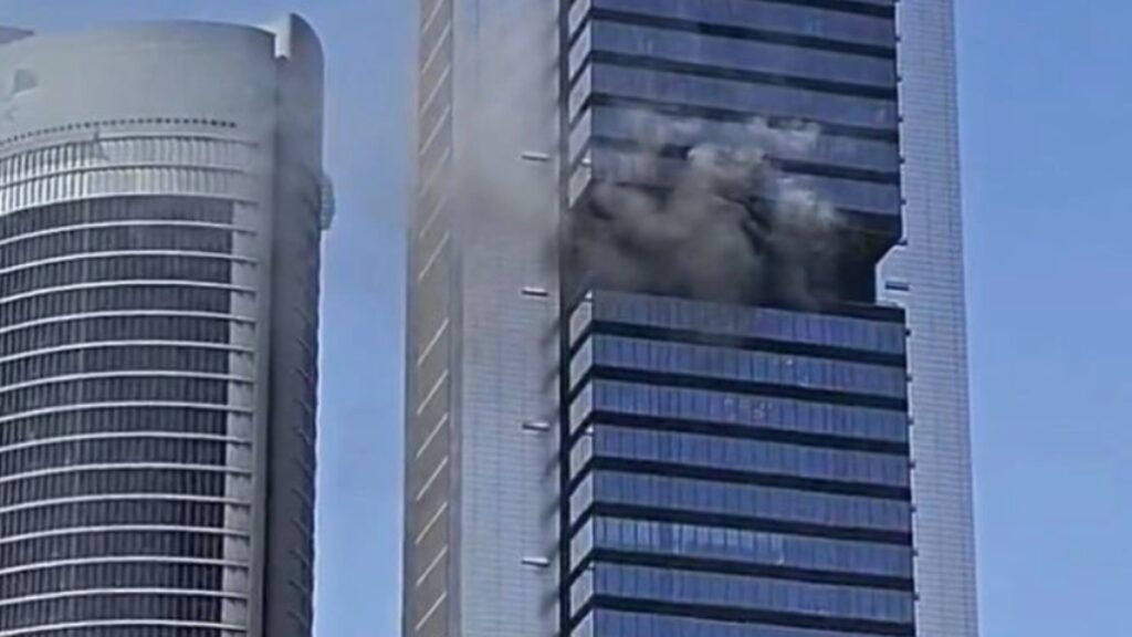Ισπανία: Φωτιά σε ουρανοξύστη στη Μαδρίτη – Εκκενώθηκαν τα γύρω κτίρια (Βίντεο)