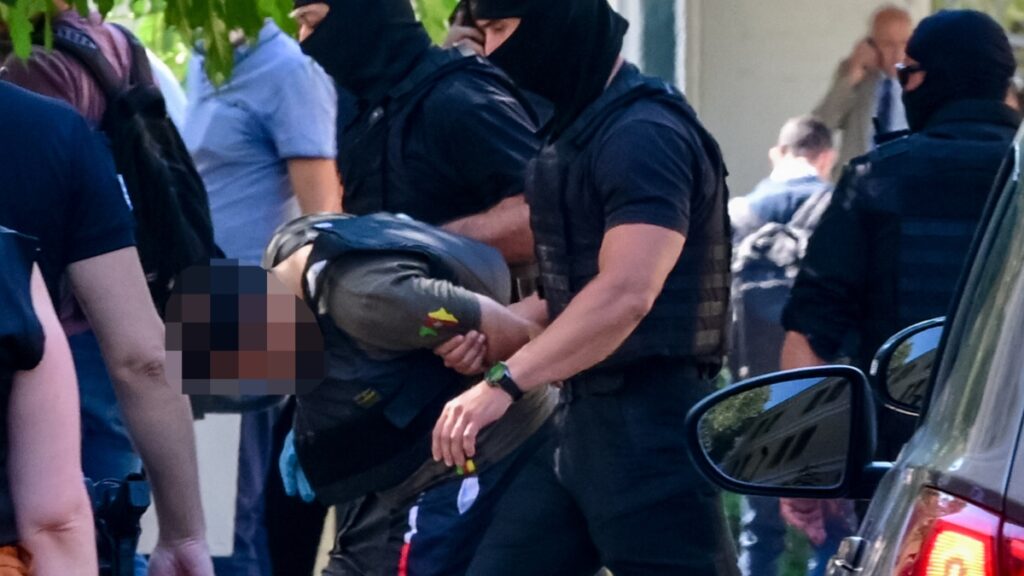 Στα δικαστήρια της Ευελπίδων ο Παλαιστίνιος μέλος της Χαμάς – Με σκυμμένο κεφάλι και υπό δρακόντεια μέτρα ασφαλείας