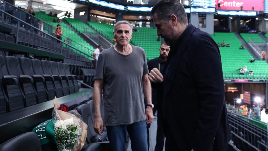 Παναθηναϊκός – Ολυμπιακός: Τίμησαν τη μνήμη του Παύλου Γιαννακόπουλου οι Πειραιώτες (Φωτογραφίες)