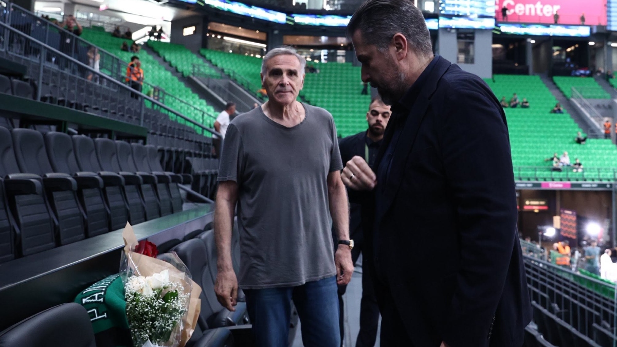 Παναθηναϊκός – Ολυμπιακός: Τίμησαν τη μνήμη του Παύλου Γιαννακόπουλου οι Πειραιώτες (Φωτογραφίες)