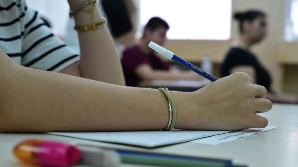 Χανιά: Μηδενίστηκε το γραπτό υποψηφίου στις Πανελλαδικές που είχε γράψει “σκονάκια” στα χέρια του