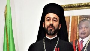 Ο Μητροπολίτης Πτολεμαΐδος συνελήφθη γιατί έδειχνε τα γεννητικά του όργανα σε περαστικούς – Τέθηκε σε αργία