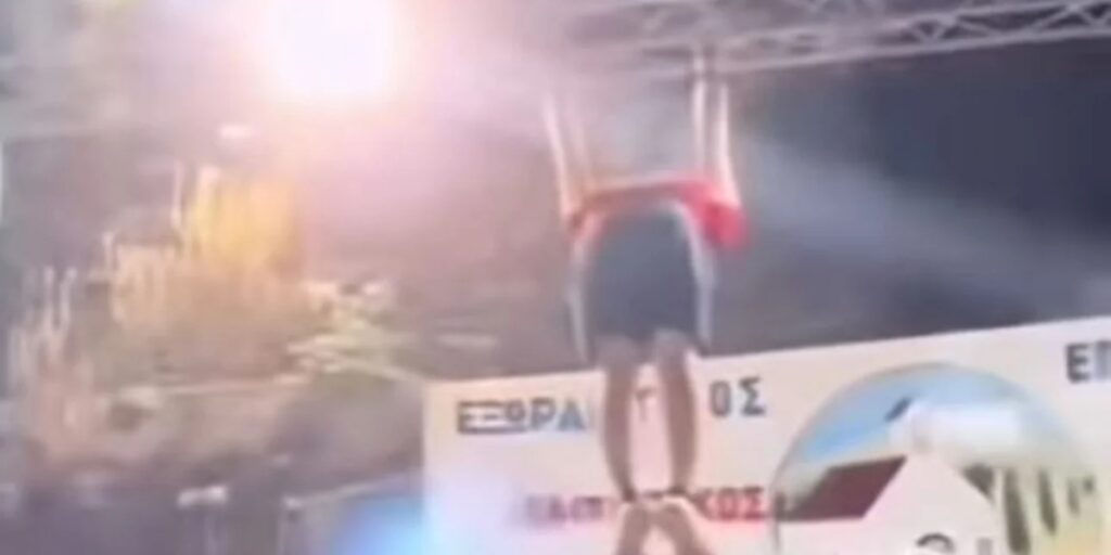 Viral σκηνές από πανηγύρι: Ο κόσμος χορεύει ενώ άνδρας κάνει μονόζυγο από πάνω τους (Βίντεο)