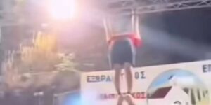 Viral σκηνές από πανηγύρι: Ο κόσμος χορεύει ενώ άνδρας κάνει μονόζυγο από πάνω τους (Βίντεο)