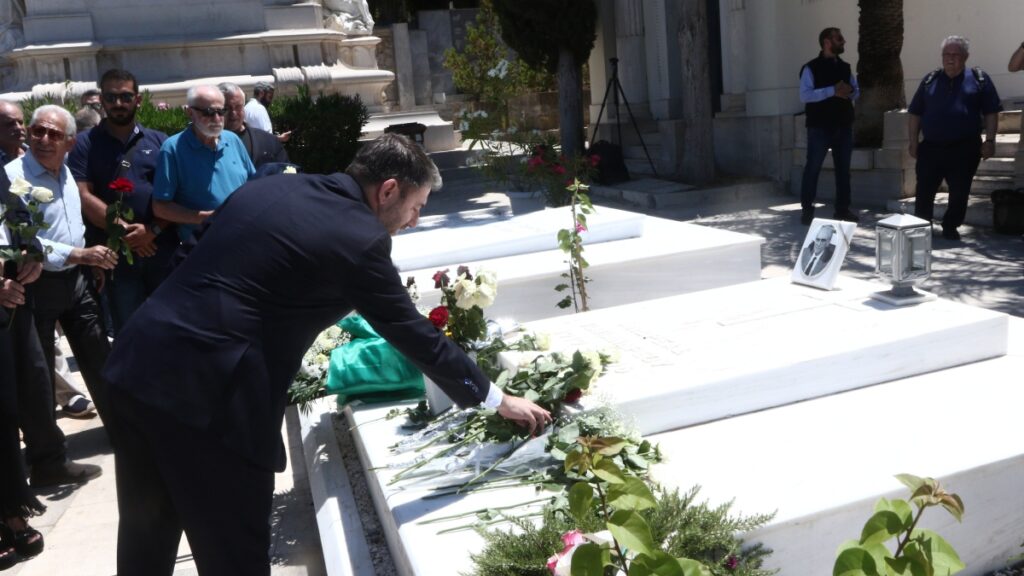 Ανδρέας Παπανδρέου: Το πολιτικό μνημόσυνο για τα 30 χρόνια από τον θάνατο του – Τον τίμησαν ο Νίκος Ανδρούλακης και άλλα στελέχη του ΠΑΣΟΚ (εικόνες)