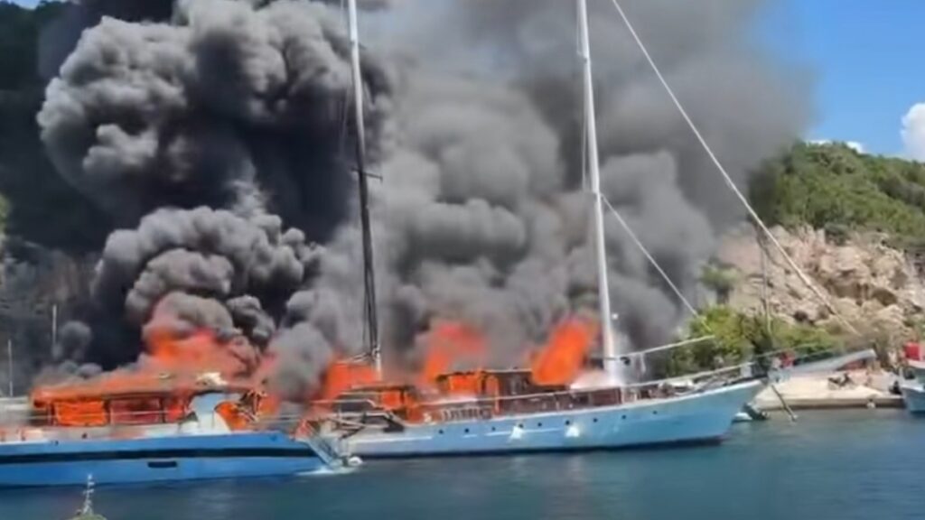 Συναγερμός στους Παξούς: Φωτιά σε τουριστικά σκάφη στο λιμάνι (βίντεο)