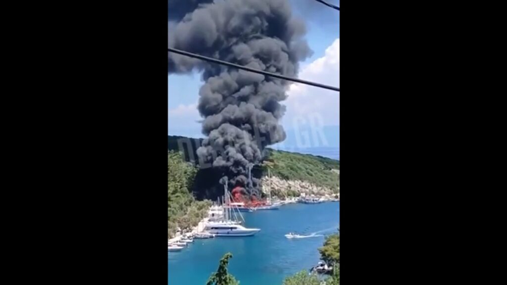 Συναγερμός στους Παξούς: Φωτιά σε τουριστικά σκάφη στο λιμάνι (βίντεο)