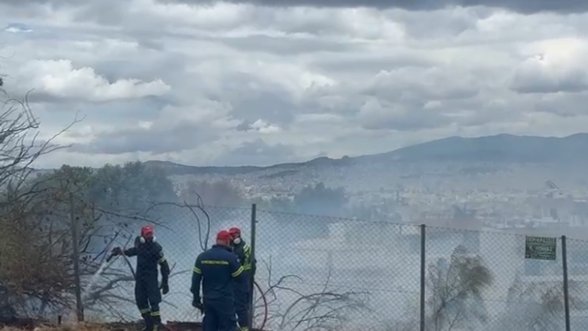 Φωτιά στο Περιστέρι κοντά στο γήπεδο Χωράφα- Δείτε βίντεο