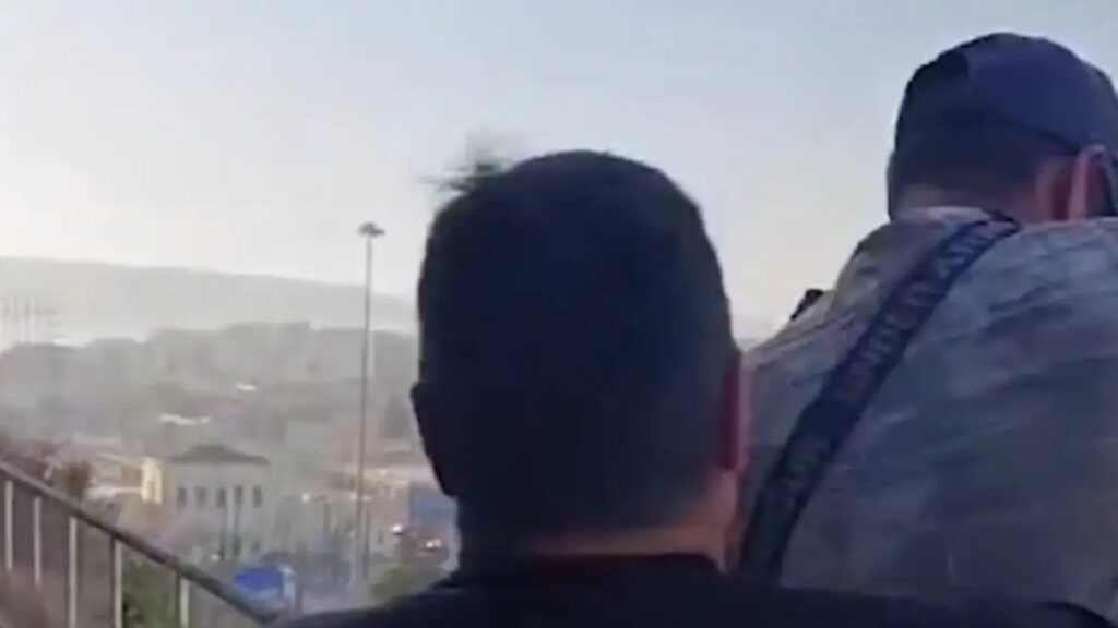 Αστυνομικοί έσωσαν άνδρα πριν πέσει από τον 6ο όροφο κτιρίου στον Πειραιά – Κόβει την ανάσα το βίντεο