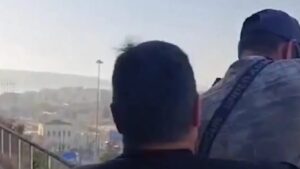 Αστυνομικοί έσωσαν άνδρα πριν πέσει από τον 6ο όροφο κτιρίου στον Πειραιά – Κόβει την ανάσα το βίντεο