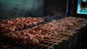 Πρόστιμο σε 79χρονο στη Νέα Μάκρη που έψηνε την ώρα του συναγερμού για φωτιά – Συνελήφθησαν δυο άτομα σε σκοπευτήριο στις Αφίδνες