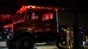 Φωτιά σε χαμηλή βλάστηση στις Αχαρνές – Επεκτάθηκε σε αυλή εργοστασίου με παλέτες (Βίντεο)