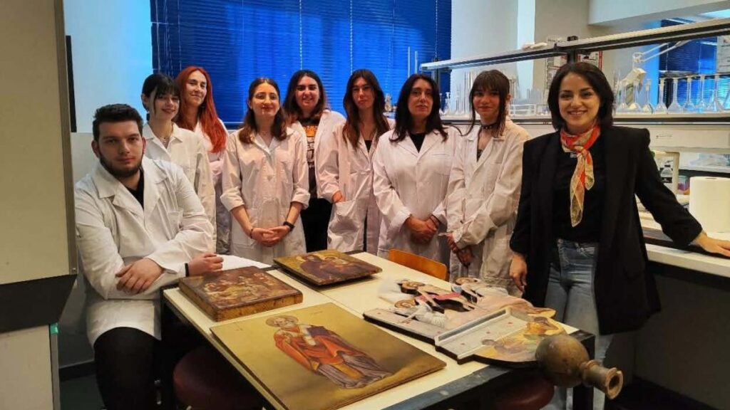 Οι σπουδαστές της ΣΑΕΚ Χαλανδρίου συντηρούν αφιλοκερδώς ιερά κειμήλια της Ιεράς Μητροπόλεως Ιλίου (εικόνα)