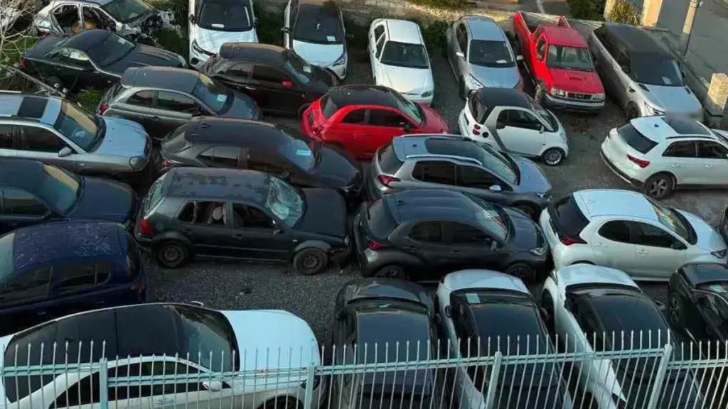 Στα «δίχτυα» της ΕΛΑΣ συμμορία που έκλεβε οχήματα στην Αττική, τα παραποιούσε και τα μεταπωλούσε – Συνελήφθησαν 13 μέλη της