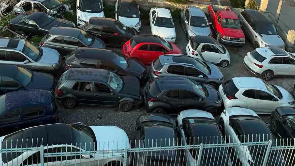 Στα «δίχτυα» της ΕΛΑΣ συμμορία που έκλεβε οχήματα στην Αττική, τα παραποιούσε και τα μεταπωλούσε – Συνελήφθησαν 13 μέλη της