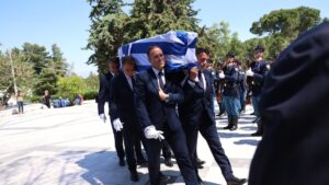 Συγκίνηση στην κηδεία του Γιώργου Σουφλιά – Καλυμμένο με την ελληνική σημαία το φέρετρο, παρών ο Κυριάκος Μητσοτάκης (εικόνες)