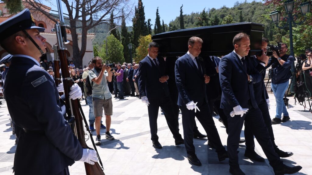 Συγκίνηση στην κηδεία του Γιώργου Σουφλιά – Συντετριμμένες η σύζυγός και οι κόρες του (Φωτογραφίες)