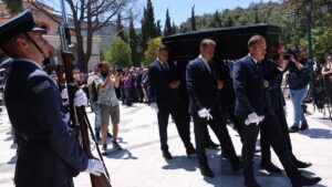 Συγκίνηση στην κηδεία του Γιώργου Σουφλιά – Συντετριμμένες η σύζυγός και οι κόρες του (Φωτογραφίες)