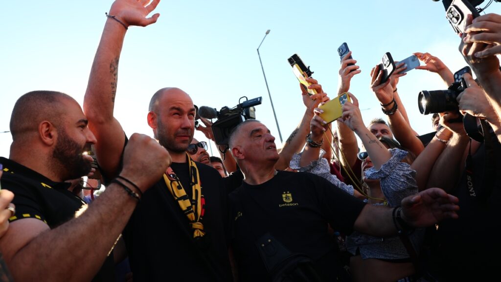 Βασίλης Σπανούλης: 5.000 οπαδοί τον υποδέχθηκαν με καπνογόνα στο αεροδρόμιο (Εικόνες)