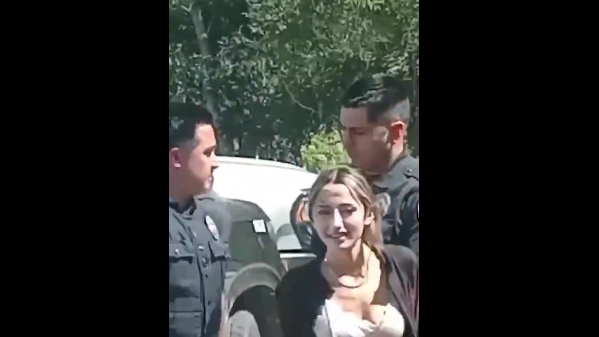 Άγριο φονικό στο Τέξας: Δυο αδερφές μαζί με μια φίλη τους μαχαίρωσαν μέχρι θανάτου μητέρα 5 παιδιών – Γελούσαν κατά τη σύλληψή τους (βίντεο)