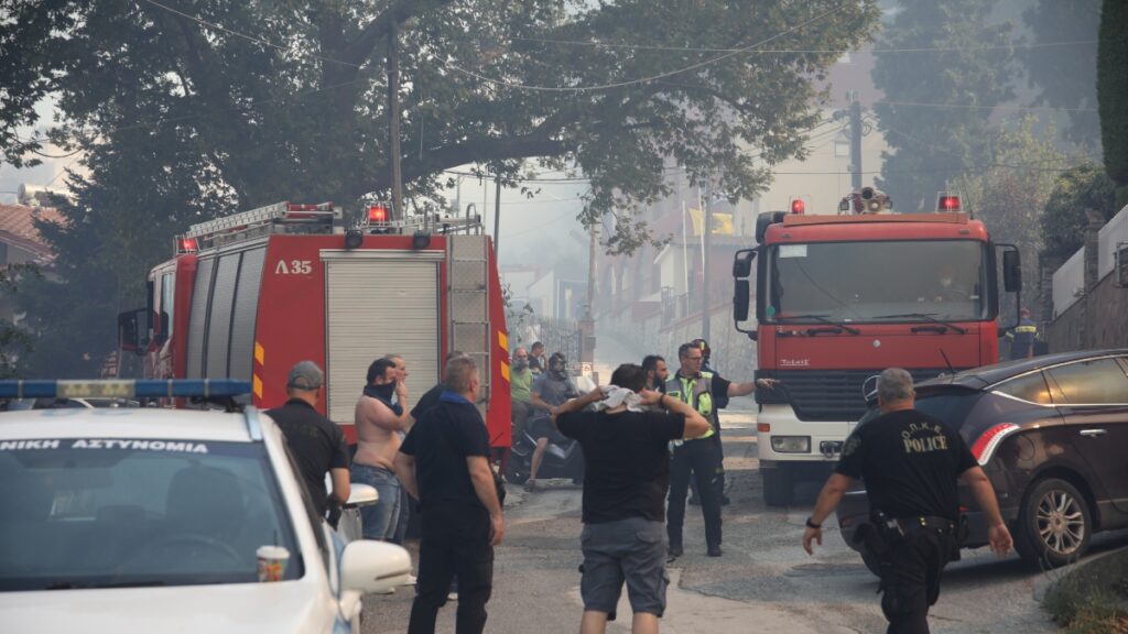 Φωτιά στο Δερβένι Ωραιοκάστρου: Πληροφορίες για αγνοούμενο 12χρονο παιδί