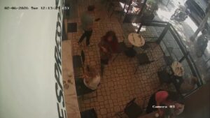 Θεσσαλονίκη: Γυναίκα προκαλεί αναστάτωση σε καταστήματα και αφαιρεί αντικείμενα από πελάτες (Βίντεο)
