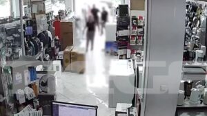 Θεσσαλονίκη: Μπήκε σε κατάστημα μέρα μεσημέρι και έκλεψε ισιωτική μαλλιών – Βίντεο ντοκουμέντο