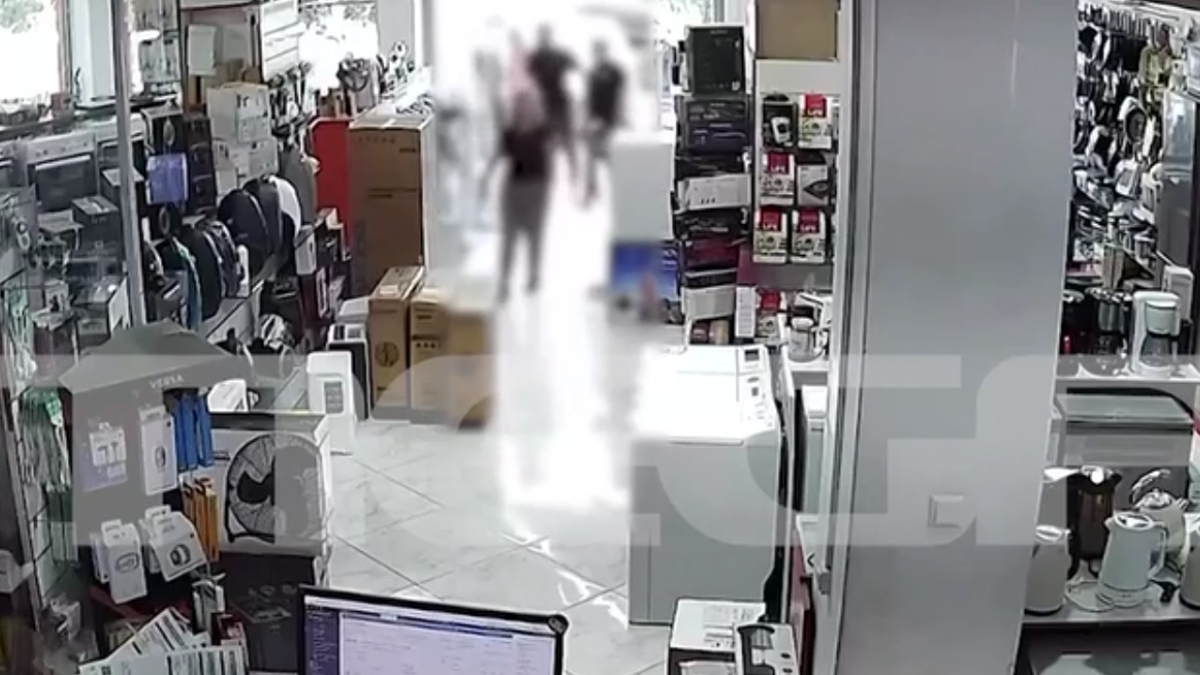 Θεσσαλονίκη: Μπήκε σε κατάστημα μέρα μεσημέρι και έκλεψε ισιωτική μαλλιών – Βίντεο ντοκουμέντο