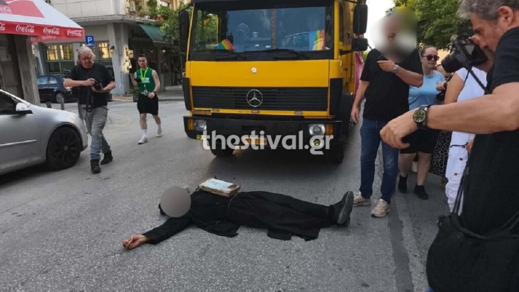 Θεσσαλονίκη: Ρασοφόρος ξάπλωσε στον δρόμο για να σταματήσει το Thessaloniki Pride – Φώναζε «μετανοείτε»