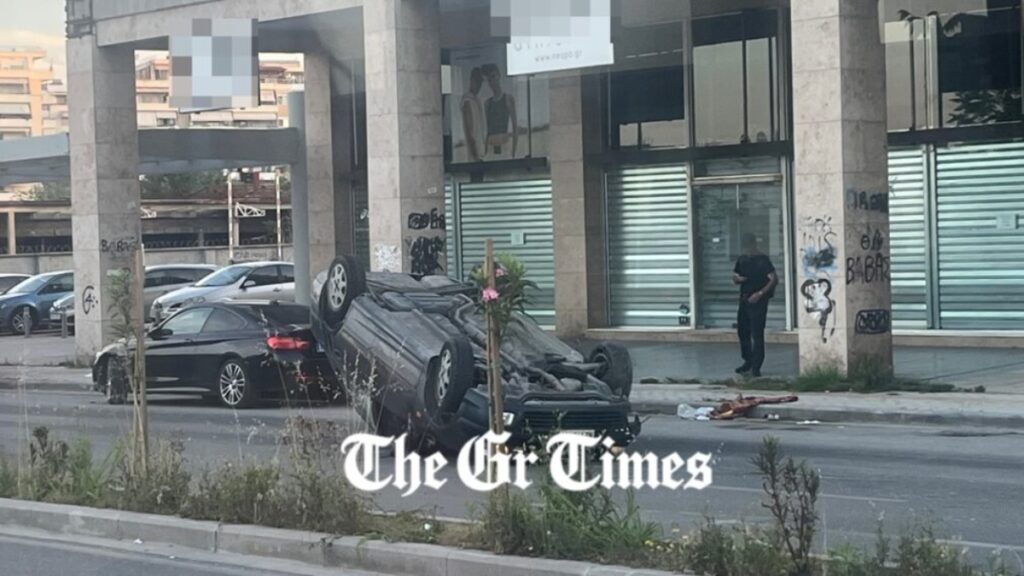 Θεσσαλονίκη: Αυτοκίνητο έπεσε πάνω σε σταθμευμένα ΙΧ και αναποδογύρισε – Τραυματίστηκε σοβαρά ο οδηγός
