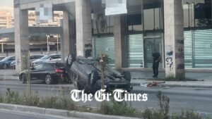 Θεσσαλονίκη: Αυτοκίνητο έπεσε πάνω σε σταθμευμένα ΙΧ και αναποδογύρισε – Τραυματίστηκε σοβαρά ο οδηγός