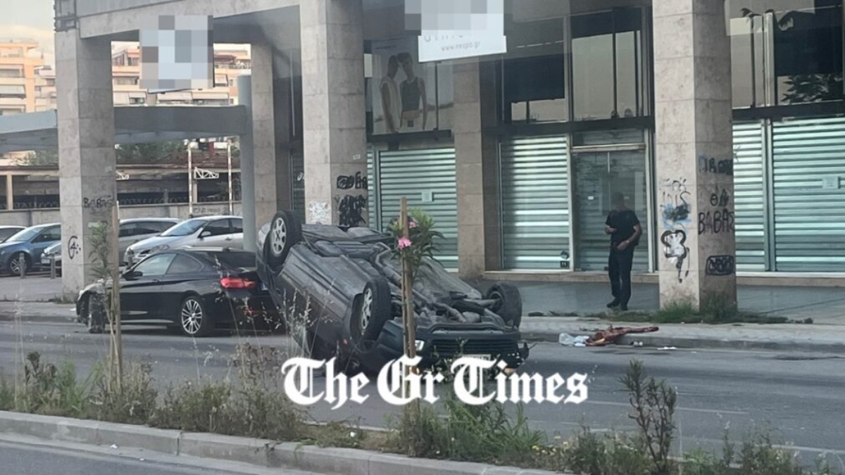 Θεσσαλονίκη: Αυτοκίνητο έπεσε πάνω σε σταθμευμένα ΙΧ και αναποδογύρισε – Τραυματίστηκε σοβαρά ο οδηγός