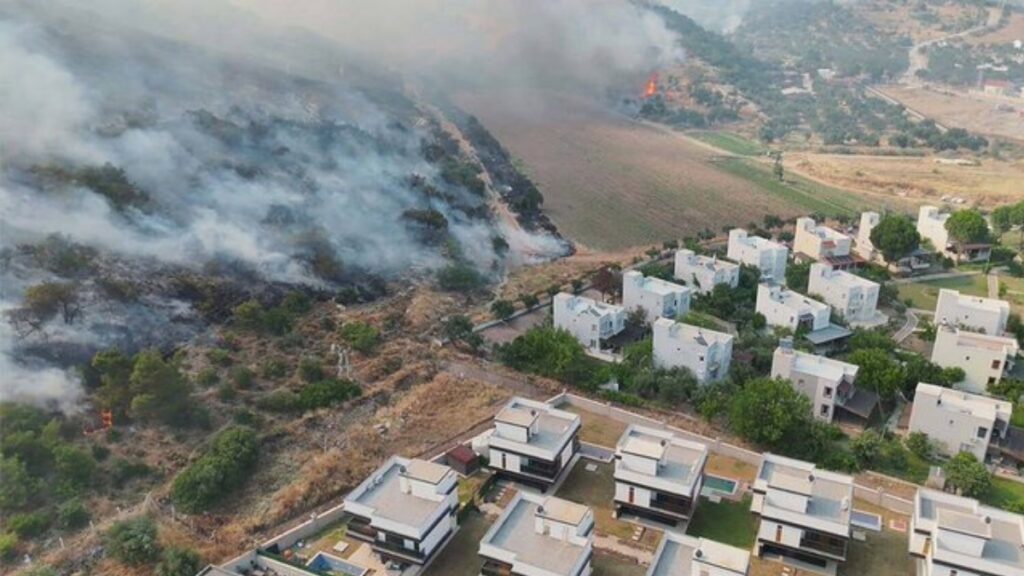 Φωτιά σε συνοικία της Σμύρνης – Καίει μια ανάσα από τα σπίτια (Βίντεο)