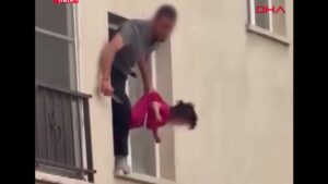 Σοκαριστικό σκηνικό στην Άγκυρα: Πατέρας κρέμασε από το παράθυρο την 3χρονη κόρη του μετά από καβγά με τη σύζυγό του (βίντεο)