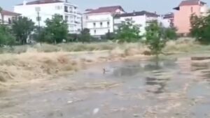 Άνοιξαν οι ουρανοί στην Τρίπολη – Δεκάδες κλήσεις στο Κέντρο Επιχειρήσεων της Πυροσβεστικής (Βίντεο)