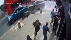 Λονδίνο: Αυτοκίνητο έπεσε σε πλήθος – Έξι τραυματίες, ανθρωποκυνηγητό της αστυνομίας για τον δράστη (βίντεο)