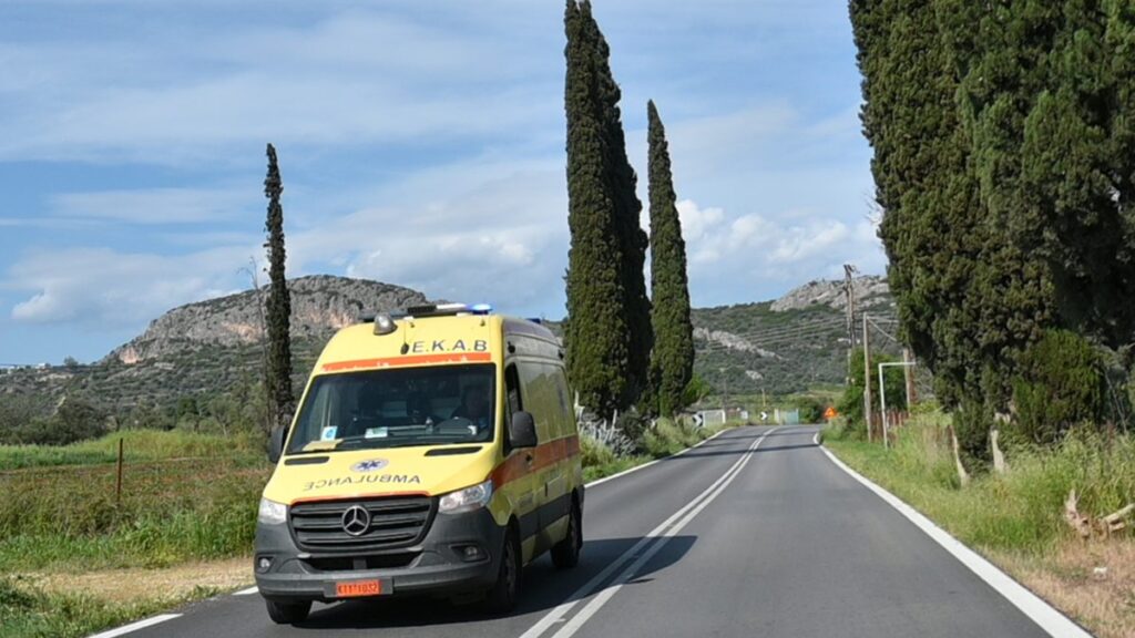 Χαλκιδική: Τρεις τραυματίες μετά από τροχαίο με σύγκρουση δύο ΙΧ – Μεταφέρθηκε στο ΑΧΕΠΑ ο ένας