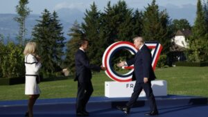 Ντόναλντ Τραμπ – Μπριζίτ Μακρόν: Η άβολη χειραψία των 13 δευτερολέπτων