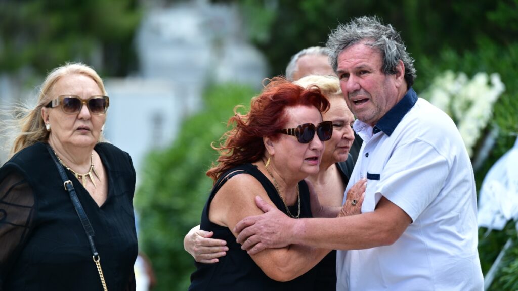Σωτήρης Τσόγκας: Συγκίνηση στο τελευταίο αντίο στον ηθοποιό – Συντετριμμένη η σύζυγός του, Μαίρη Ραζή