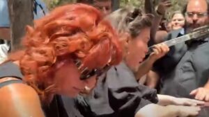 Σωτήρης Τσόγκας: Το συγκινητικό βίντεο με την Μαίρη Ράζη να τραγουδάει “Τα ματόκλαδά σου λάμπουν” στην κηδεία του ηθοποιού