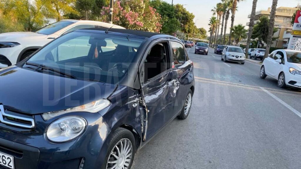 Επεισοδιακή καταδίωξη στην Βάρκιζα – Άγνωστοι τράπηκαν σε φυγή αφού χτύπησαν οχήματα με αυτοκίνητο (Φωτογραφίες)