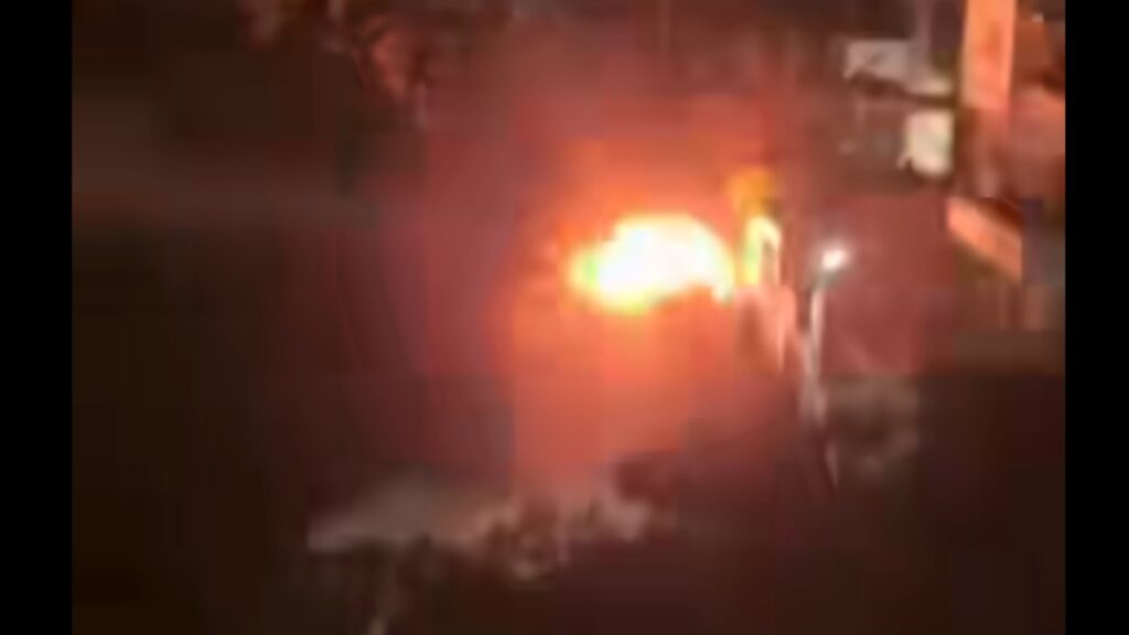 Φλεγόμενο ΙΧ έσπειρε τον πανικό στην Βούλα – Δείτε το σοκαριστικό βίντεο
