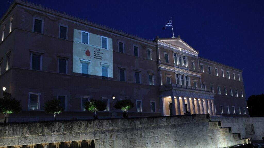 Βουλή: Φωταγωγήθηκε το Ελληνικό Κοινοβούλιο για την Παγκόσμια Ημέρα Εθελοντή Αιμοδότη