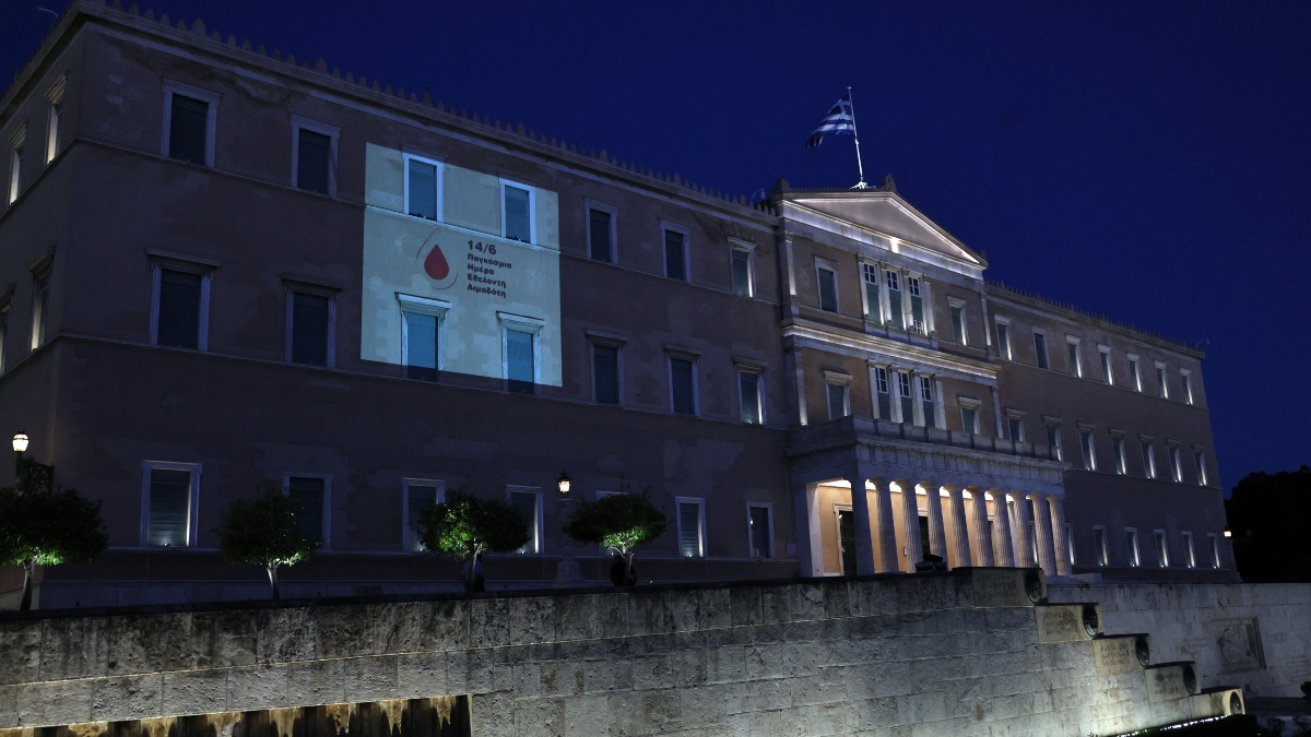 Βουλή: Φωταγωγήθηκε το Ελληνικό Κοινοβούλιο για την Παγκόσμια Ημέρα Εθελοντή Αιμοδότη